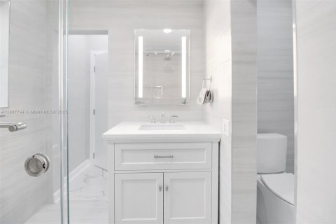 House in Coral Gables, Florida 3 bedrooms, 247.31 sq.m. № 1946837 - photo 24