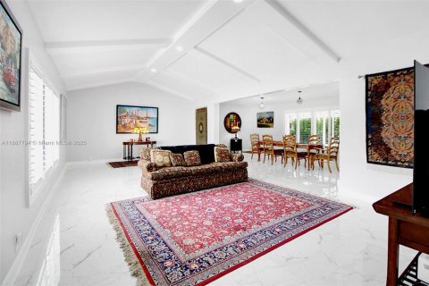 House in Coral Gables, Florida 3 bedrooms, 247.31 sq.m. № 1946837 - photo 6