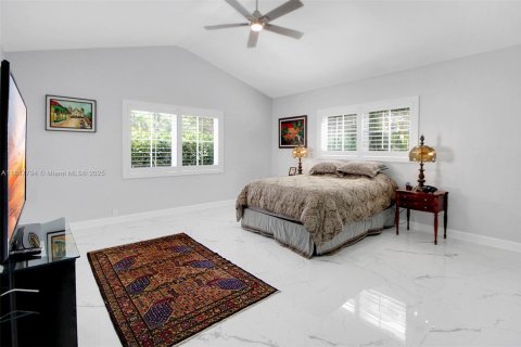 House in Coral Gables, Florida 3 bedrooms, 247.31 sq.m. № 1946837 - photo 14