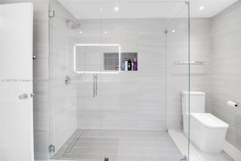 House in Coral Gables, Florida 3 bedrooms, 247.31 sq.m. № 1946837 - photo 18