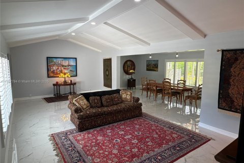 Купить виллу или дом в Корал-Гейблс, Флорида 3 спальни, 247.31м2, № 1946837 - фото 1
