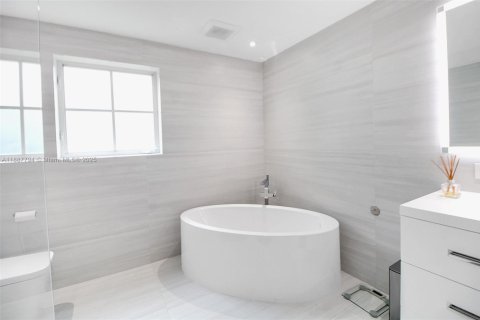 House in Coral Gables, Florida 3 bedrooms, 247.31 sq.m. № 1946837 - photo 17