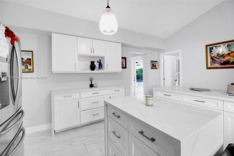 House in Coral Gables, Florida 3 bedrooms, 247.31 sq.m. № 1946837 - photo 12