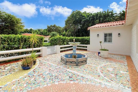 House in Coral Gables, Florida 3 bedrooms, 247.31 sq.m. № 1946837 - photo 5