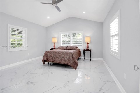 House in Coral Gables, Florida 3 bedrooms, 247.31 sq.m. № 1946837 - photo 22