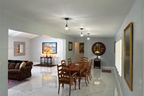 Купить виллу или дом в Корал-Гейблс, Флорида 3 спальни, 247.31м2, № 1946837 - фото 3