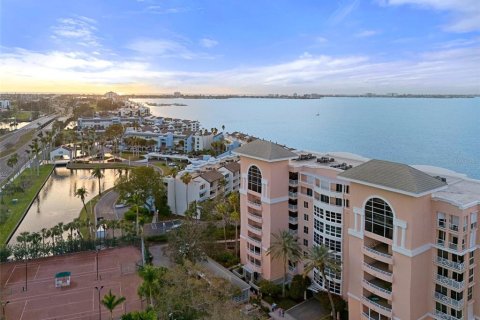 Condo in Saint Petersburg, Florida, 3 bedrooms  № 1720907 - photo 1