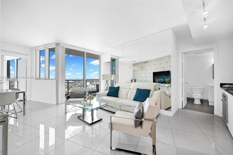 Condo in Miami, Florida, 2 bedrooms  № 1874737 - photo 1