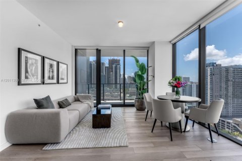 Condo in Miami, Florida, 2 bedrooms № 2075512 - photo 2
