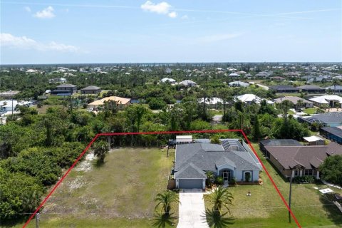 House in Port Charlotte, Florida 4 bedrooms, 216 sq.m. № 2115910 - photo 3