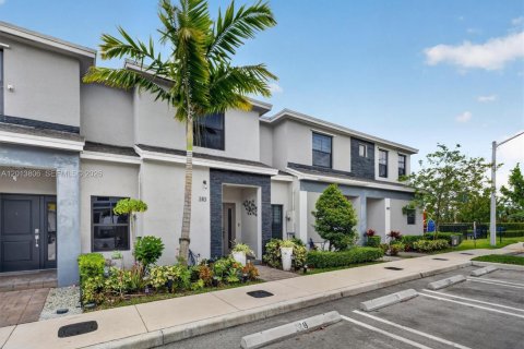 Touwnhouse à vendre à Florida City, Floride: 3 chambres, 127.83 m2 № 2300954 - photo 2