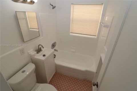 Casa en alquiler en Miami Beach, Florida, 1 dormitorio, 58.06 m2 № 2010507 - foto 21