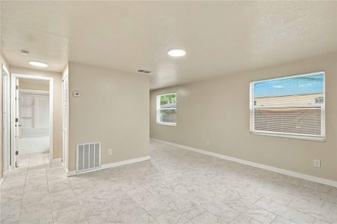 Immobilier commercial à vendre à Bradenton, Floride: 6 chambres, 175.59 m2 № 2413944 - photo 8