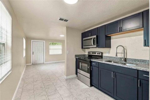 Immobilier commercial à vendre à Bradenton, Floride: 6 chambres, 175.59 m2 № 2413944 - photo 4