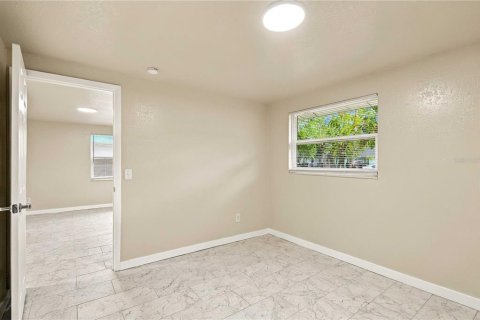Immobilier commercial à vendre à Bradenton, Floride: 6 chambres, 175.59 m2 № 2413944 - photo 11