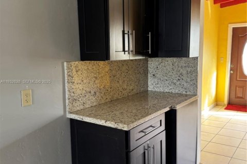 House in West Park, Florida 3 bedrooms, 87.33 sq.m. № 1991670 - photo 3