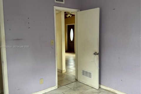 House in West Park, Florida 3 bedrooms, 87.33 sq.m. № 1991670 - photo 10