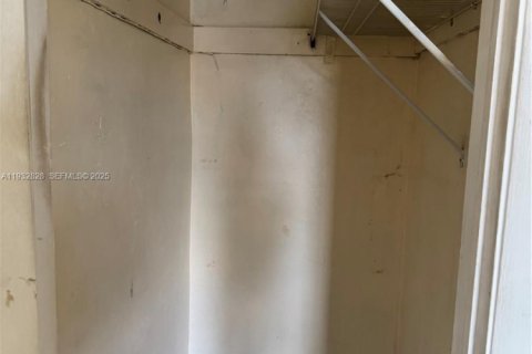 House in West Park, Florida 3 bedrooms, 87.33 sq.m. № 1991670 - photo 8