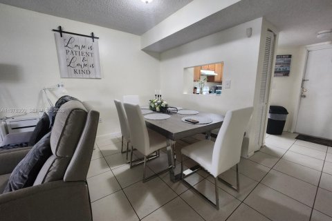 Condo in Miami, Florida, 2 bedrooms  № 2041918 - photo 2