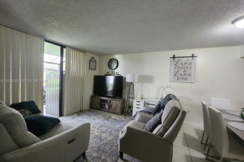 Condo in Miami, Florida, 2 bedrooms  № 2041918 - photo 3