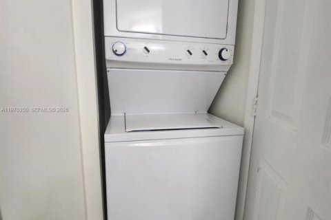 Condo in Miami, Florida, 2 bedrooms  № 2041918 - photo 5