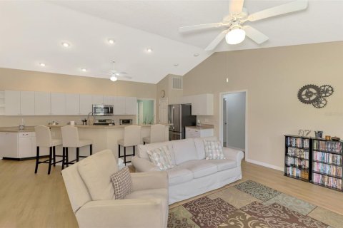 House in Port Charlotte, Florida 3 bedrooms, 180.23 sq.m. № 1542118 - photo 15