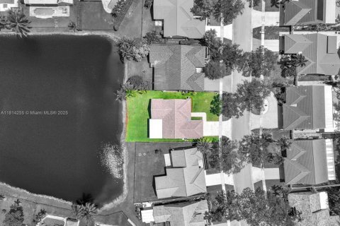 Villa ou maison à vendre à Pembroke Pines, Floride: 3 chambres, 177.72 m2 № 1935691 - photo 4