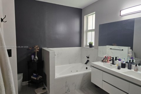Villa ou maison à vendre à Doral, Floride: 4 chambres, 199.18 m2 № 1951257 - photo 11