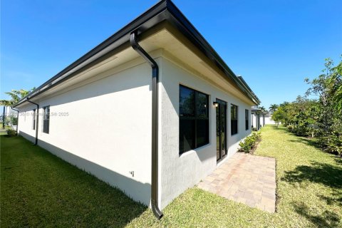 House in Miramar, Florida 5 bedrooms, 220.36 sq.m. № 1889293 - photo 14