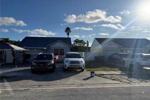 Снять в аренду виллу или дом в Майами-Гарденс, Флорида 2 спальни, 65.03м2, № 1989078 - фото 1