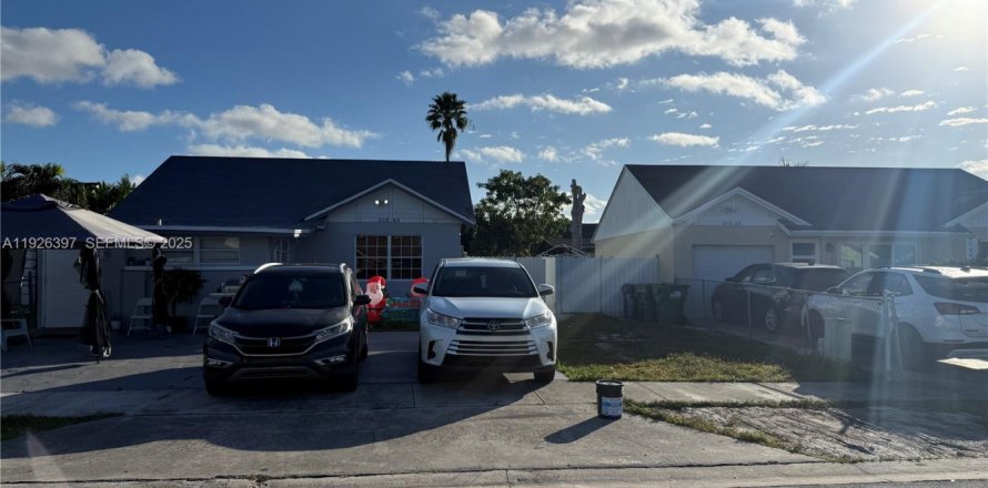 Дом в Майами-Гарденс, Флорида 2 спальни, 65.03м2 № 1989078