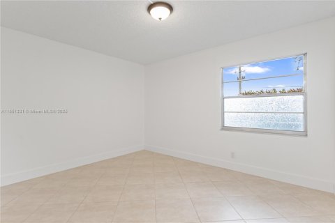 Condo in Pembroke Pines, Florida, 2 bedrooms  № 2035279 - photo 30