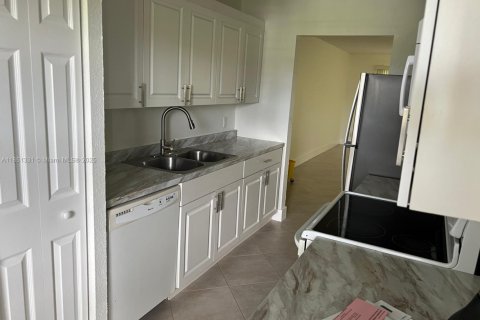 Condo in Pembroke Pines, Florida, 2 bedrooms  № 2035279 - photo 14