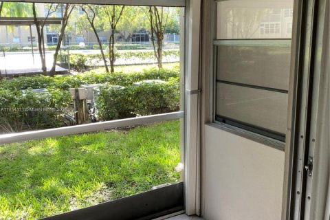 Condo in Pembroke Pines, Florida, 2 bedrooms  № 2035279 - photo 9