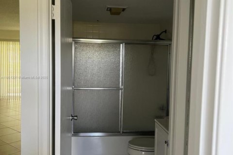 Condo in Pembroke Pines, Florida, 2 bedrooms  № 2035279 - photo 11