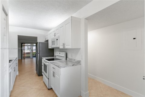 Condo in Pembroke Pines, Florida, 2 bedrooms  № 2035279 - photo 18