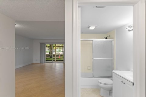 Condo in Pembroke Pines, Florida, 2 bedrooms  № 2035279 - photo 27