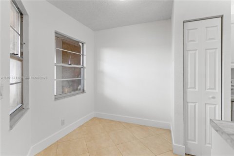 Condo in Pembroke Pines, Florida, 2 bedrooms  № 2035279 - photo 17