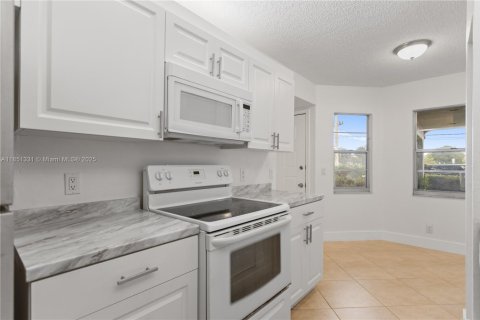 Condo in Pembroke Pines, Florida, 2 bedrooms  № 2035279 - photo 25
