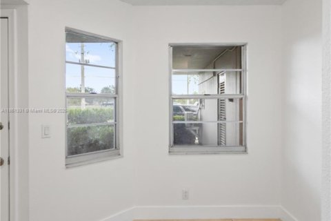 Condo in Pembroke Pines, Florida, 2 bedrooms  № 2035279 - photo 24