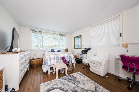 Condo in Redington Shores, Florida, 3 bedrooms  № 1641043 - photo 27
