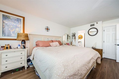 Condo in Redington Shores, Florida, 3 bedrooms  № 1641043 - photo 19