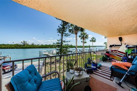 Condo in Redington Shores, Florida, 3 bedrooms  № 1641043 - photo 1