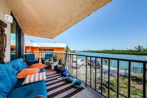 Condo in Redington Shores, Florida, 3 bedrooms  № 1641043 - photo 8