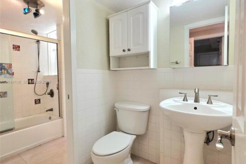 Condo in Fort Lauderdale, Florida, 2 bedrooms № 2280927 - photo 15