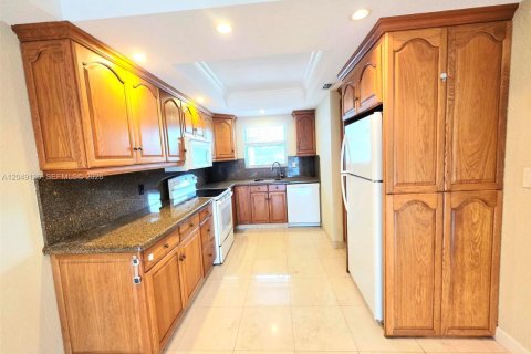 Condo in Fort Lauderdale, Florida, 2 bedrooms № 2280927 - photo 3