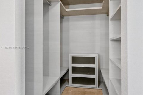 Снять в аренду кондоминиум в Майами, Флорида 3 спальни, 155.7м2, № 2040764 - фото 18