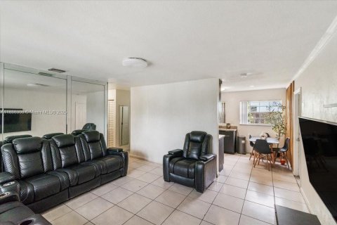 Casa en venta en Fort Lauderdale, Florida, 3 dormitorios, 90.58 m2 № 1937327 - foto 7