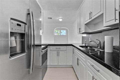 Villa ou maison à louer à Sweetwater, Floride: 3 chambres, 158.58 m2 № 1970645 - photo 5