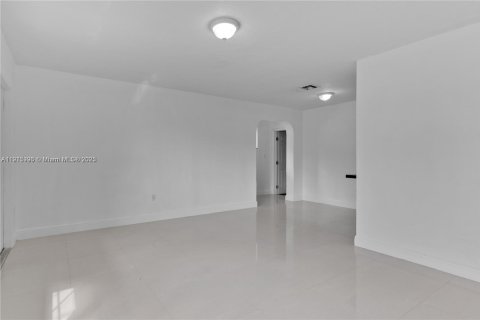 Villa ou maison à louer à Sweetwater, Floride: 3 chambres, 158.58 m2 № 1970645 - photo 8